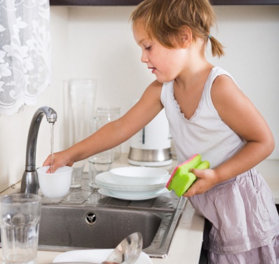 ¿A qué edad deben realizar los niños las tareas domésticas?