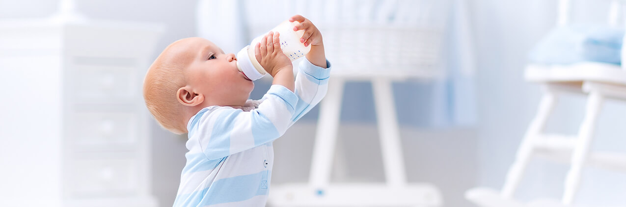 ¿Cómo debe realizarse la transición entre leche materna y leche de fórmula?